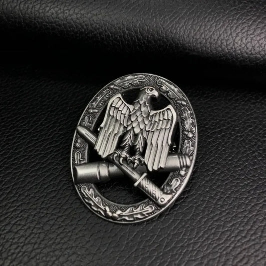German assault operations medal featuring an eagle and crossed rifles in a detailed design