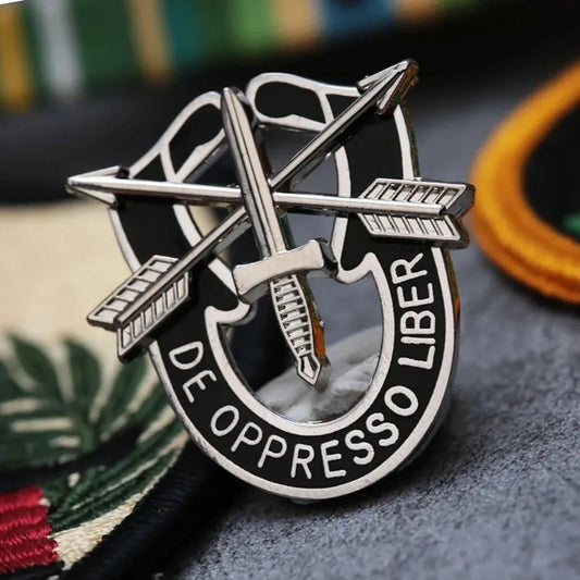 US Army pin featuring crossed arrows and sword with De Oppresso Liber motto in silver and black